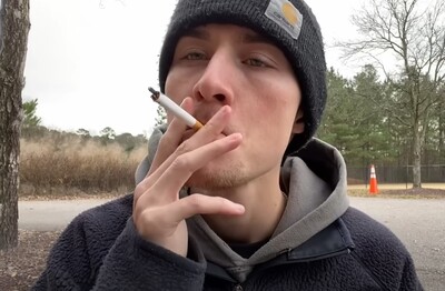 Лечение зависимости от табакокурения в Юрьевце Мужчина с сигаретой делает затяжку