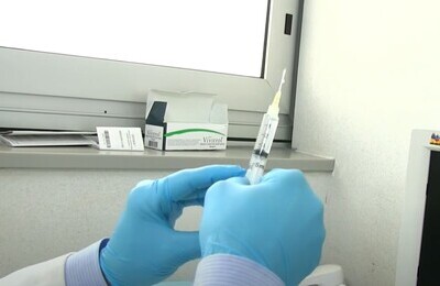 Проведение кодирования Вивитролом в Юрьевце Шприц с Вивитролом в руках у врача